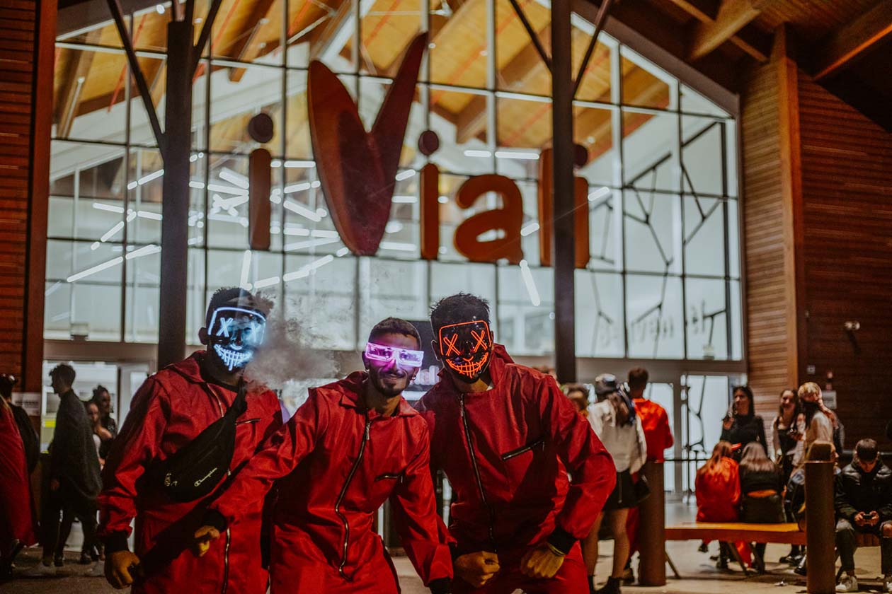Tre ragazzi in costume da carcerato americano di fronte al Centro Commerciale I Viali a Torino