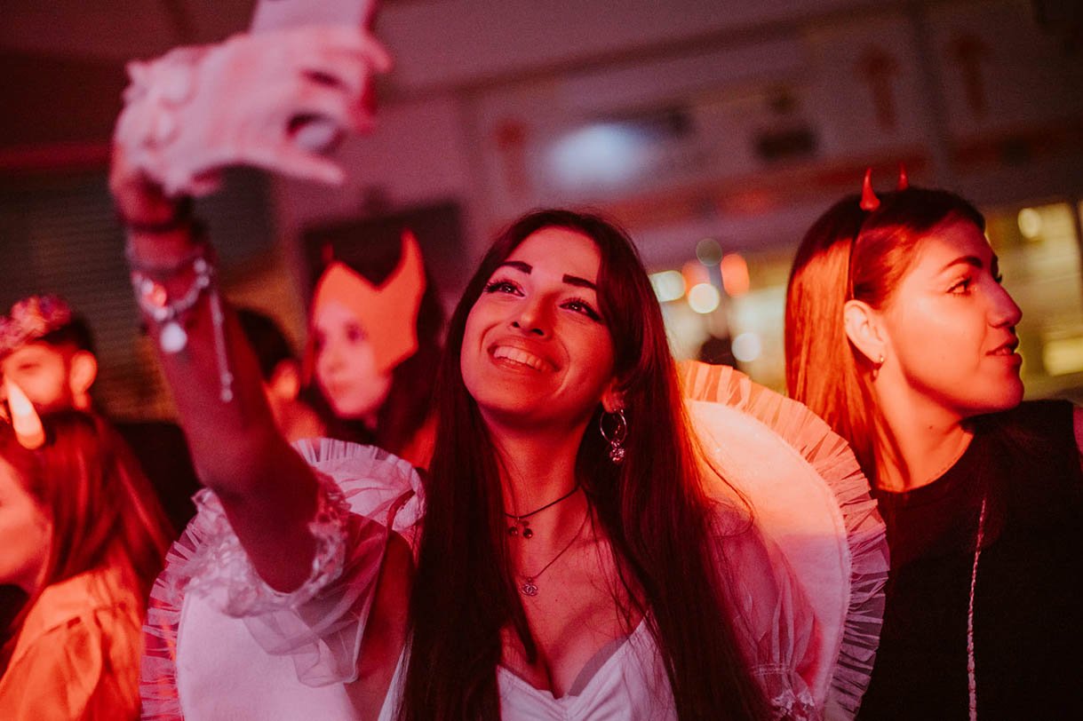 Ragazza fa un selfie all'evento di Halloween a Torino