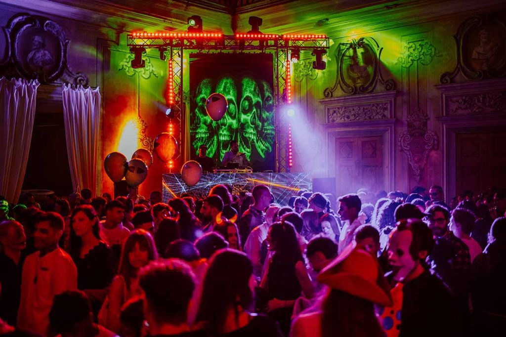 folla-castello-san-giorgio-canavese-halloween-torino-2025.jpg