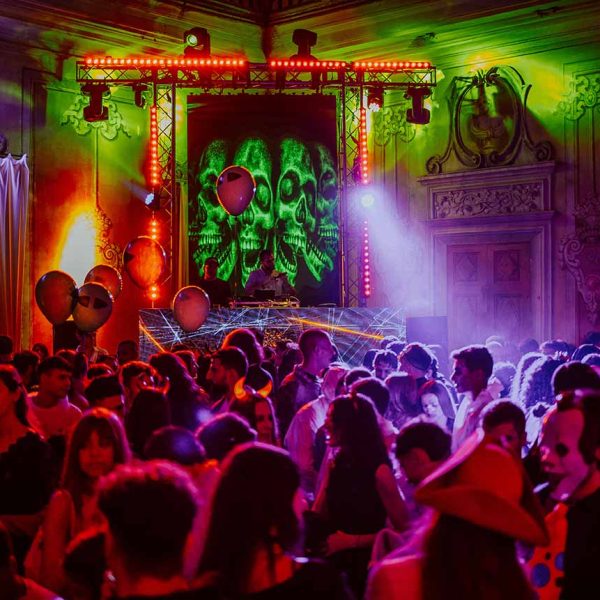 folla-castello-san-giorgio-canavese-halloween-torino-2025.jpg