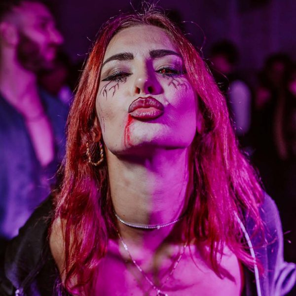 ragazza-bacio-castello-san-giorgio-canavese-halloween-torino-2025.jpg