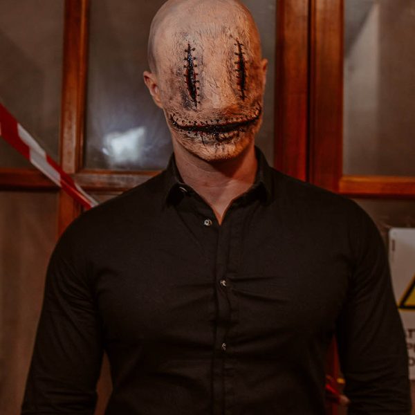 ragazzo-maschera-horror-castello-san-giorgio-canavese-halloween-torino-2025.jpg